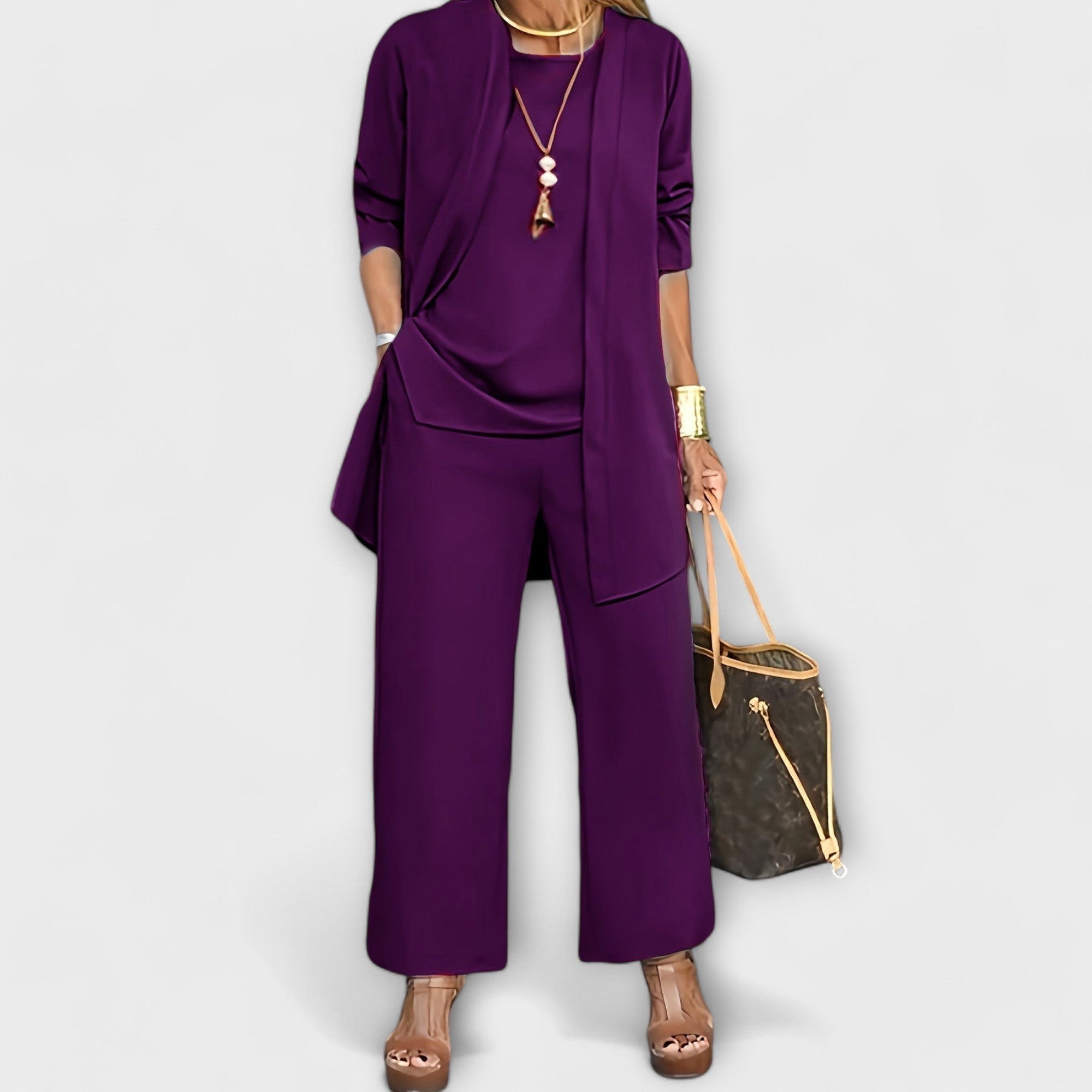 Lora – Three-Piece Set Look with Soft Cardigan